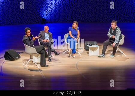 Mo Amang, Gregor Gysi, Anja Reschke, Sebastian Krumbiegel, Buch COURAGE; Hafenfront Sounds, Hamburg, HafenCity, Platz der deutschen Einheit, Kehr Stockfoto