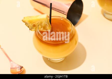 Ein Glas leckeren Mai Tai Cocktail auf farbigem Hintergrund Stockfoto