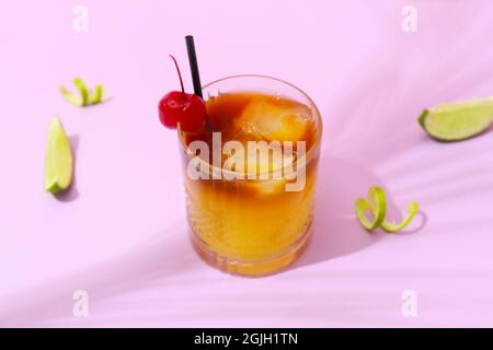 Ein Glas leckeren Mai Tai Cocktail auf farbigem Hintergrund Stockfoto