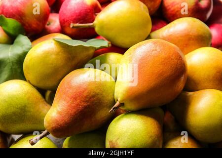 Reife Birnen und Äpfel als Hintergrund Stockfoto