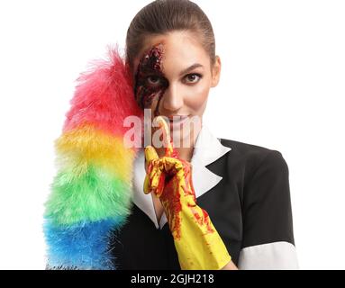 Frau, die zu Halloween als Zimmermädchen gekleidet war und auf weißem Hintergrund eine Geste der Stille zeigte Stockfoto