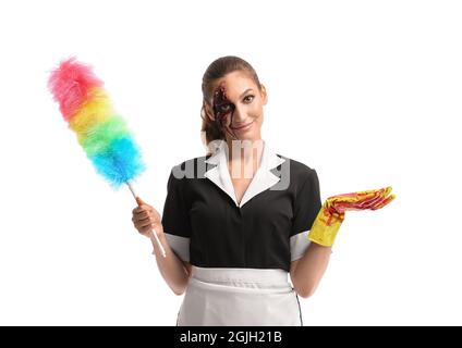 Frau gekleidet für Halloween als Zimmermädchen mit Staubbürste auf weißem Hintergrund Stockfoto