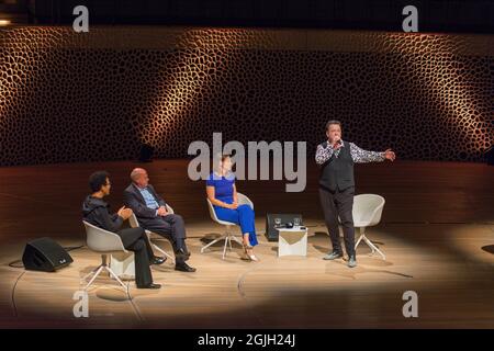 Mo Amang, Gregor Gysi, Anja Reschke, Sebastian Krumbiegel, Buch COURAGE; Hafenfront Sounds, Hamburg, HafenCity, Platz der deutschen Einheit, Kehr Stockfoto