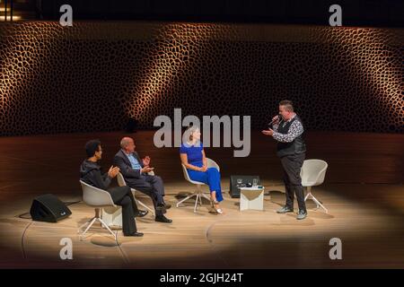 Mo Amang, Gregor Gysi, Anja Reschke, Sebastian Krumbiegel, Buch COURAGE; Hafenfront Sounds, Hamburg, HafenCity, Platz der deutschen Einheit, Kehr Stockfoto