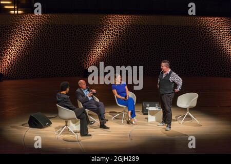 Mo Amang, Gregor Gysi, Anja Reschke, Sebastian Krumbiegel, Buch COURAGE; Hafenfront Sounds, Hamburg, HafenCity, Platz der deutschen Einheit, Kehr Stockfoto