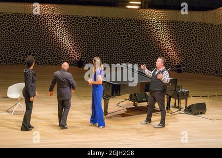 Mo Amang, Gregor Gysi, Anja Reschke, Sebastian Krumbiegel, Buch COURAGE; Hafenfront Sounds, Hamburg, HafenCity, Platz der deutschen Einheit, Kehr Stockfoto