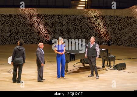 Mo Amang, Gregor Gysi, Anja Reschke, Sebastian Krumbiegel, Buch COURAGE; Hafenfront Sounds, Hamburg, HafenCity, Platz der deutschen Einheit, Kehr Stockfoto