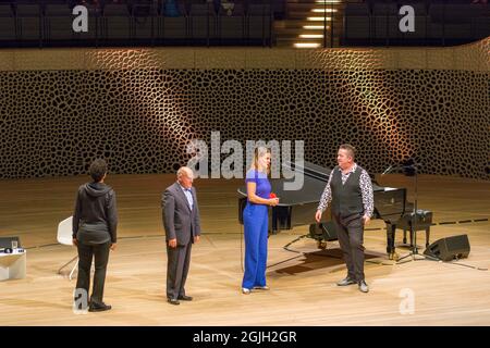 Mo Amang, Gregor Gysi, Anja Reschke, Sebastian Krumbiegel, Buch COURAGE; Hafenfront Sounds, Hamburg, HafenCity, Platz der deutschen Einheit, Kehr Stockfoto