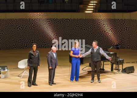 Mo Amang, Gregor Gysi, Anja Reschke, Sebastian Krumbiegel, Buch COURAGE; Hafenfront Sounds, Hamburg, HafenCity, Platz der deutschen Einheit, Kehr Stockfoto