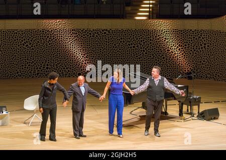 Mo Amang, Gregor Gysi, Anja Reschke, Sebastian Krumbiegel, Buch COURAGE; Hafenfront Sounds, Hamburg, HafenCity, Platz der deutschen Einheit, Kehr Stockfoto