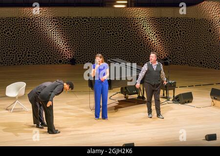 Mo Amang, Gregor Gysi, Anja Reschke, Sebastian Krumbiegel, Buch COURAGE; Hafenfront Sounds, Hamburg, HafenCity, Platz der deutschen Einheit, Kehr Stockfoto
