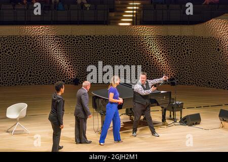 Mo Amang, Gregor Gysi, Anja Reschke, Sebastian Krumbiegel, Buch COURAGE; Hafenfront Sounds, Hamburg, HafenCity, Platz der deutschen Einheit, Kehr Stockfoto