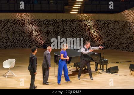 Mo Amang, Gregor Gysi, Anja Reschke, Sebastian Krumbiegel, Buch COURAGE; Hafenfront Sounds, Hamburg, HafenCity, Platz der deutschen Einheit, Kehr Stockfoto