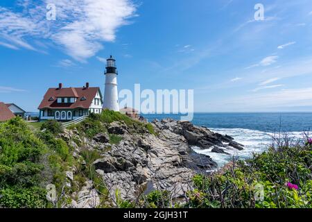 Cape Elizabeth, Maine, USA. Portland Head Light ist ein historischer Leuchtturm, der auf einem Landkopf am Eingang des primären Schifffahrtskanals liegt Stockfoto