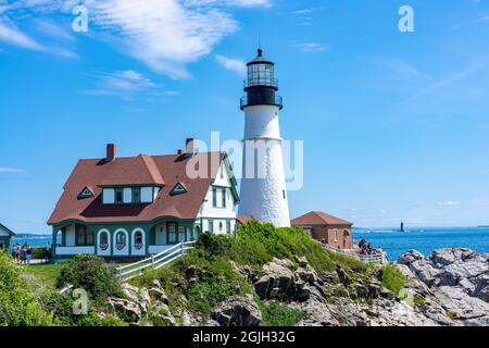 Cape Elizabeth, Maine, USA. Portland Head Light ist ein historischer Leuchtturm, der auf einem Landkopf am Eingang des primären Schifffahrtskanals liegt Stockfoto