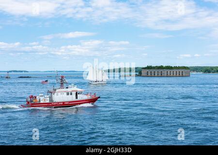 Casco Bay, Maine, USA. Feuerwehrboot und Fort Gorges, eine ehemalige US-Militärfestung, die auf Hog Island Ledge am Eingang zum Hafen von Por gebaut wurde Stockfoto