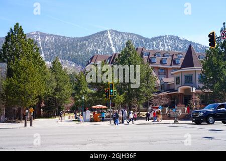 SOUTH LAKE TAHOE, NV –11 APR 2021- Blick auf die Innenstadt von South Lake Tahoe, einem Resort am Ufer des Lake Tahoe auf der kalifornischen Seite. Stockfoto