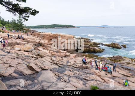 Acadia National Park, Maine, USA. Touristen an felsiger Küste in der Nähe von Thunder Hole. Stockfoto