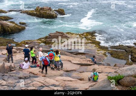 Acadia National Park, Maine, USA. Touristen an felsiger Küste in der Nähe von Thunder Hole. Stockfoto