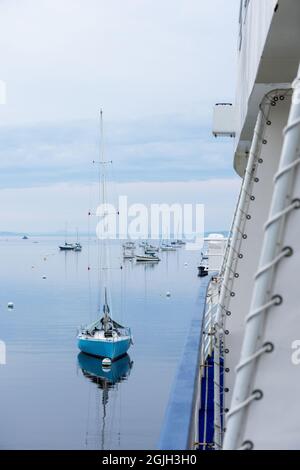 Belfast, Maine, USA. Blick von einem Segelschiff im Hafen an einem nebligen Tag Stockfoto