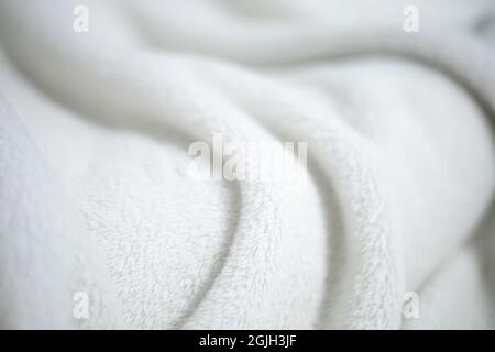 Weiße zottige Decke Textur als Hintergrund. Flauschiges Kunstfell. Stockfoto