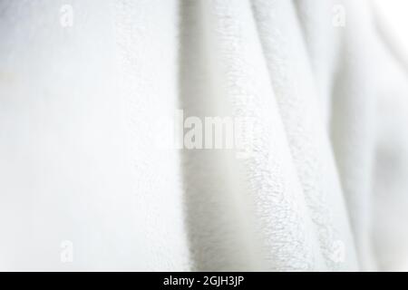 Weiße zottige Decke Textur als Hintergrund. Flauschiges Kunstfell. Stockfoto