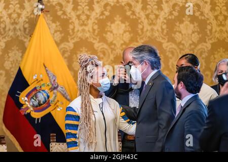 Quito, Ecuador. September 2021. Der ecuadorianische Präsident Guillermo Lasso wird mit Neisi Dajomes, Ecuadors erster Goldmedaillengewinnerin, eine Rede von Präsident Guillermo Lasso hören. Präsident Lasso begrüßte die Olympischen und Paralympischen Athleten nach dem Ende der Spiele in Tokio im Präsidentenpalast. Kredit: SOPA Images Limited/Alamy Live Nachrichten Stockfoto