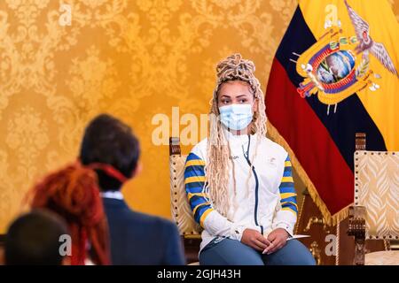 Quito, Ecuador. September 2021. Neisi Dajomes, Ecuadors erste weibliche Goldmedaillengewinnerin, hört sich eine Rede von Präsident Guillermo Lasso an. Präsident Lasso begrüßte die Olympischen und Paralympischen Athleten nach dem Ende der Spiele in Tokio im Präsidentenpalast. Kredit: SOPA Images Limited/Alamy Live Nachrichten Stockfoto