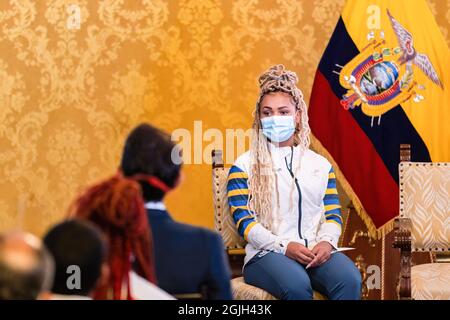 Quito, Ecuador. September 2021. Neisi Dajomes, Ecuadors erste weibliche Goldmedaillengewinnerin, hört sich eine Rede von Präsident Guillermo Lasso an. Präsident Lasso begrüßte die Olympischen und Paralympischen Athleten nach dem Ende der Spiele in Tokio im Präsidentenpalast. Kredit: SOPA Images Limited/Alamy Live Nachrichten Stockfoto