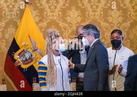 Quito, Ecuador. September 2021. Der ecuadorianische Präsident Guillermo Lasso mit Neisi Dajomes, der ersten Goldmedaillengewinnerin Ecuadors, zu sehen, hört eine Rede von Präsident Guillermo Lasso, der nach dem Ende der Spiele in Tokio olympische und paralympische Athleten im Präsidentenpalast begrüßte. Kredit: SOPA Images Limited/Alamy Live Nachrichten Stockfoto