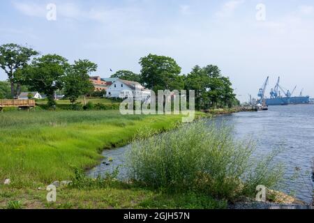 Bath, Maine, USA. Landschaft im Süden von Bath, mit Blick auf die Küste des Maine Maritime Museum und Werften in der Ferne sichtbar. Stockfoto