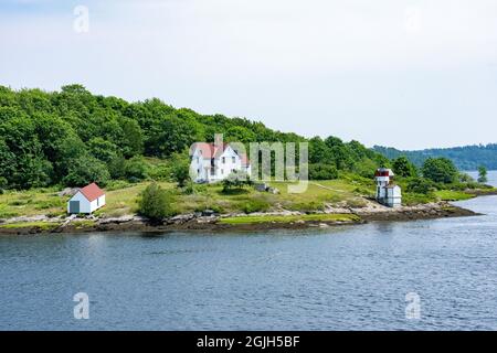 Der Squirrel Point Lighthouse liegt auf Arrowsic Island in Maine und ist eines von vier Navigationshilfen aus dem Jahr 1895 entlang der 11 Meilen des Kennebec River Stockfoto