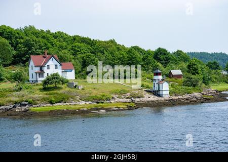 Der Squirrel Point Lighthouse liegt auf Arrowsic Island in Maine und ist eines von vier Navigationshilfen aus dem Jahr 1895 entlang der 11 Meilen des Kennebec River Stockfoto