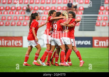 Seixal, Portugal. September 2021. Benfica-Spieler feiern ihr erstes Tor während des UEFA Women's Champions League Round 2, dem Qualifying-Spiel der 2. Etappe zwischen Benfica und Twente auf dem Futebol Campus. (Endergebnis: Benfica 4:0 Twente) Credit: SOPA Images Limited/Alamy Live News Stockfoto