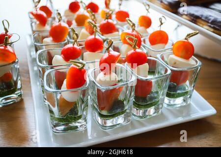 Vorspeisen Tomaten und Käse. Catering, Snacks am Buffet Stockfoto