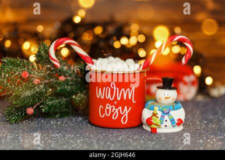 Cozy home atmosphere. Festive mood. Hot chocolate with marshmallows. Stockfoto