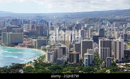Blick auf die Innenstadt von Honolulu und Waikiki Beach vom Diamond Head Krater. Stockfoto