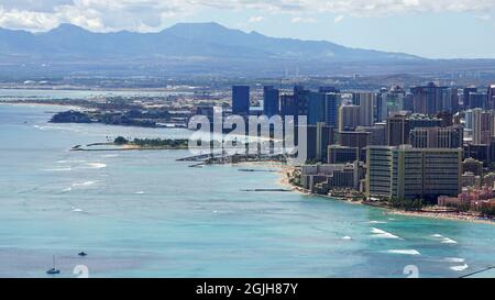 Blick auf die Innenstadt von Honolulu und Waikiki Beach vom Diamond Head Krater. Stockfoto