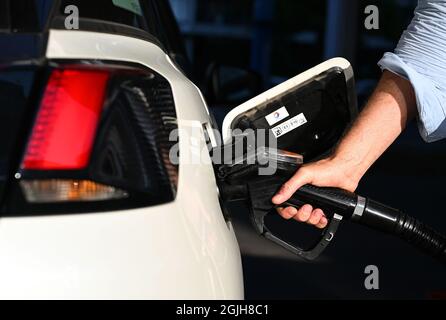 Berlin, Deutschland. September 2021. Ein Auto wird betankt. Das Statistische Bundesamt gibt die Inflationsrate für August 2021 am 10.09.2021 bekannt. Quelle: Monika Skolimowska/dpa-Zentralbild/dpa/Alamy Live News Stockfoto