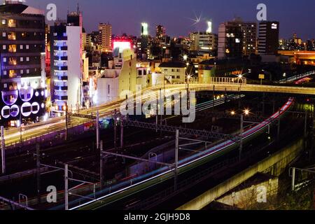 Blick vom Dach auf den Sonnenuntergang und die Stadtgebäude in Tokio, Japan. Stockfoto