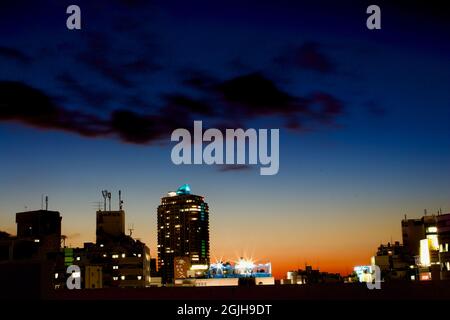 Blick vom Dach auf den Sonnenuntergang und die Stadtgebäude in Tokio, Japan. Stockfoto