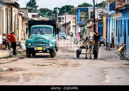 LKW, Pferd und Wagen und Menschen auf Wohnstraße, Sancti Spiritus, Kuba Stockfoto