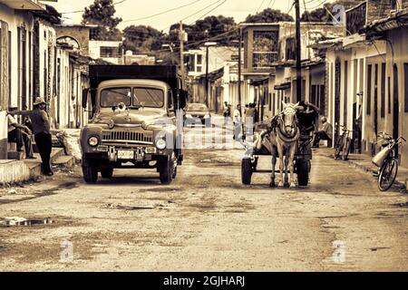 LKW, Pferd und Wagen und Menschen auf Wohnstraße, Sancti Spiritus, Kuba Stockfoto