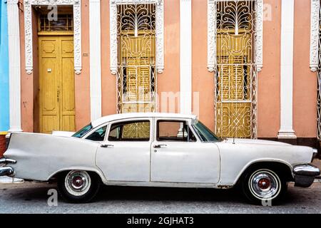 Klassisches amerikanisches Auto aus den fünfziger Jahren, das vor dem Haus mit Fensterläden und Fensterläden, Sancti Spiritus, Kuba, geparkt ist Stockfoto