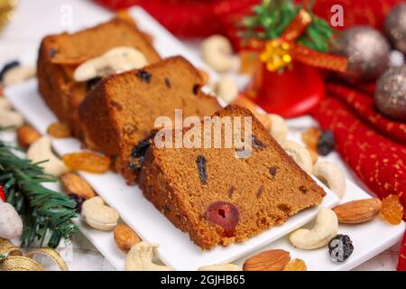 Hausgemachte Weihnachten Pflaumenkuchen indische Weihnachtsfeier serviert Indien Kerala. Obstkuchen aus getrockneten Früchten, Nüssen, Gewürzen, Rum für Silvester-Party, Stockfoto