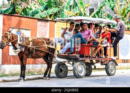 Pferdekutsche und Passagiere, Sancti Spiritus, Kuba Stockfoto