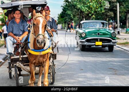 Pferdekutsche und Passagiere, klassisches amerikanisches Auto, Sancti Spiritus, Kuba Stockfoto