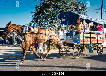 Pferdekutsche und Passagiere, Sancti Spiritus, Kuba Stockfoto