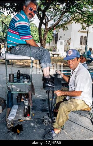 Schuhputzer, der auf der Straße arbeitet, Sancti Spiritus, Kuba Stockfoto