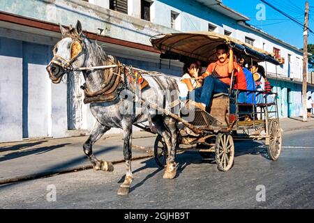 Pferdekutsche und Passagiere, Sancti Spiritus, Kuba Stockfoto